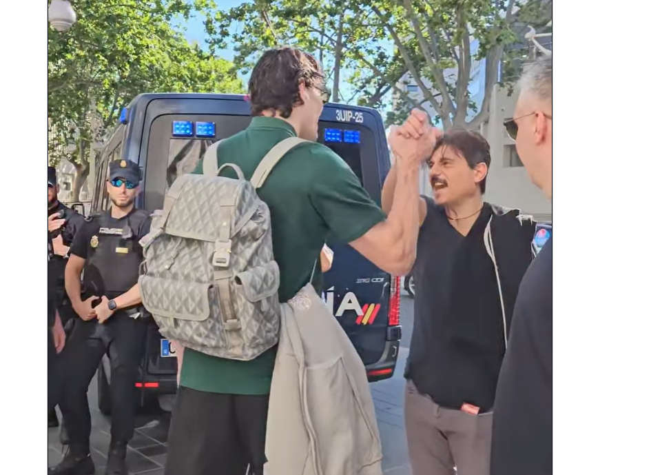 Βίντεο: Χαιρετισμός... πώρωση Γιαννακόπουλου κατά την αναχώρηση