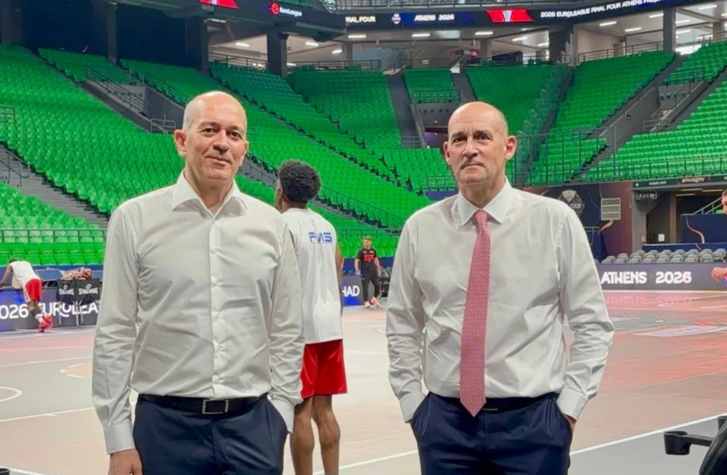 Στο Telekom Center οι Αγγελόπουλοι - Φωτογραφήθηκαν στο γήπεδο του Παναθηναϊκού (vid)