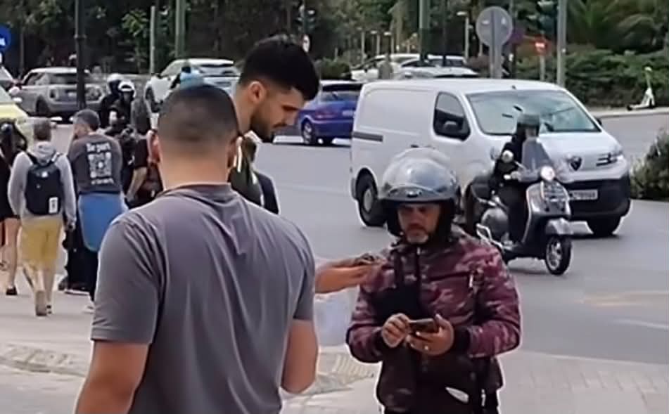 Η… παραγγελία του Γιουρτσεβέν - Βγήκε να πληρώσει έξω από το ξενοδοχείο (vid)