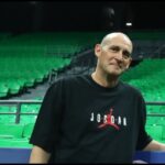 Με μπλούζα Τζόρνταν ο Π. Αγγελόπουλος: «Έχω αποβάλλει το άγχος» (vid)
