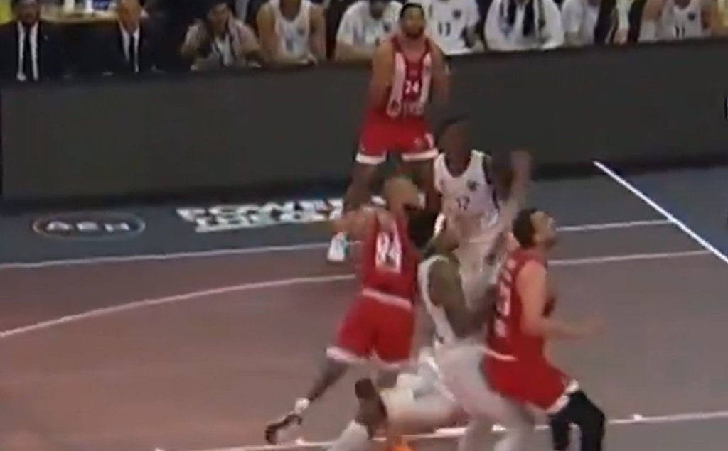 Έγκλημα: Το πεντακάθαρο φάουλ του Φουρνιέ στο τέλος της τρίτης περιόδου (vid)