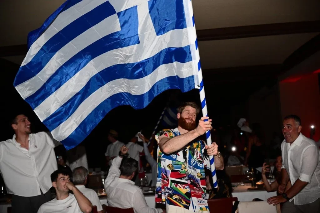 Τι ζούμε; Ο Τόμας Γουόκαπ ανέμισε την ελληνική σημαία στο δείπνο του Ολυμπιακού!