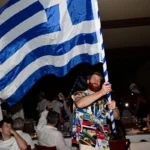 Τι ζούμε; Ο Τόμας Γουόκαπ ανέμισε την ελληνική σημαία με ρυθμούς... Αργυρού! (vid)