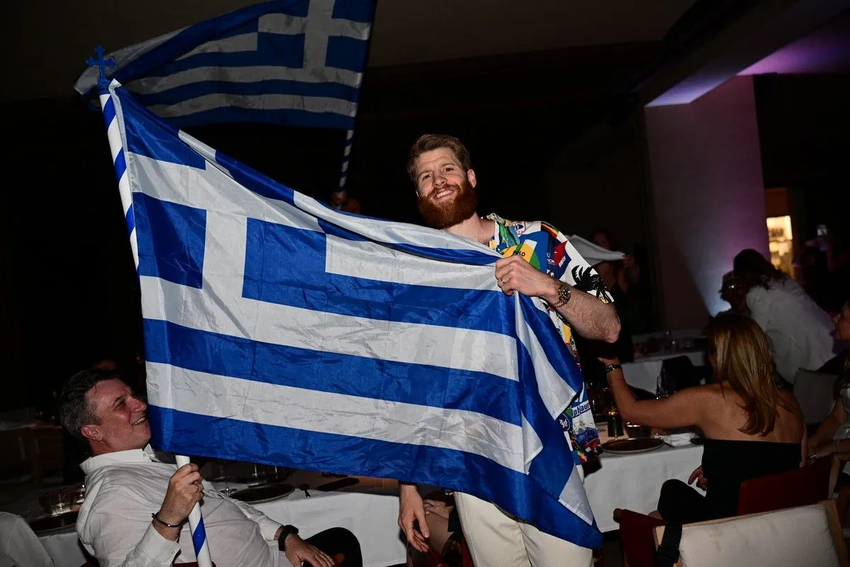 Τι ζούμε; Ο Τόμας Γουόκαπ ανέμισε την ελληνική σημαία στο δείπνο του Ολυμπιακού!