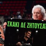 Ο Τσουκαλάς με πλακάτ μπροστά στον Μπαρτζώκα: «Σκάκι δε ζητούσατε;» (pics)