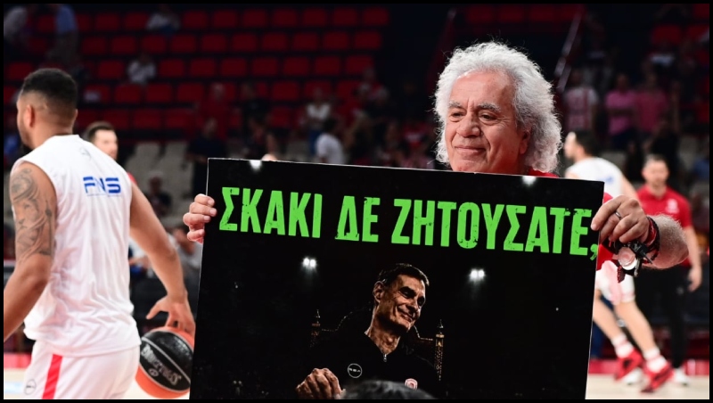 Ο Τσουκαλάς με πλακάτ μπροστά στον Μπαρτζώκα: «Σκάκι δε ζητούσατε;» (pics)