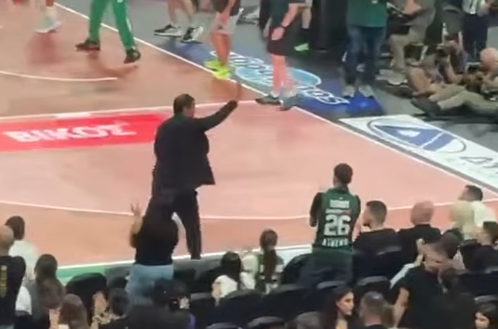 Παναθηναϊκός - Ολυμπιακός: Ο χαιρετισμός Αταμάν στην εξέδρα - Ο εναγκαλισμός με Μπαρτζώκα (vid)