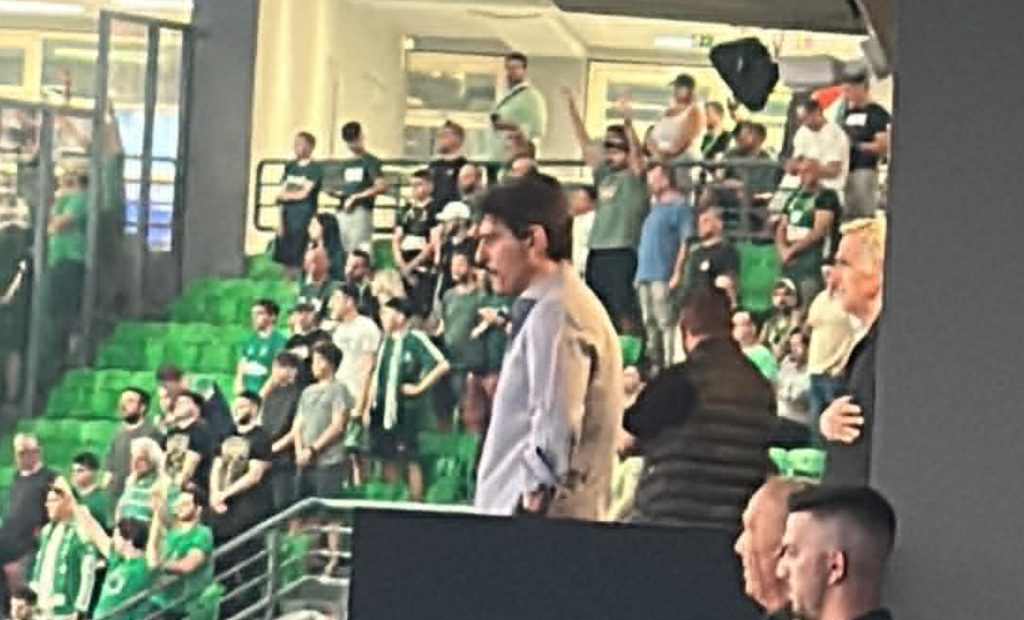 O Δημήτρης Γιαννακόπουλος στο T-Center για το Game 2 - Αποθέωση από τον κόσμο (vid)