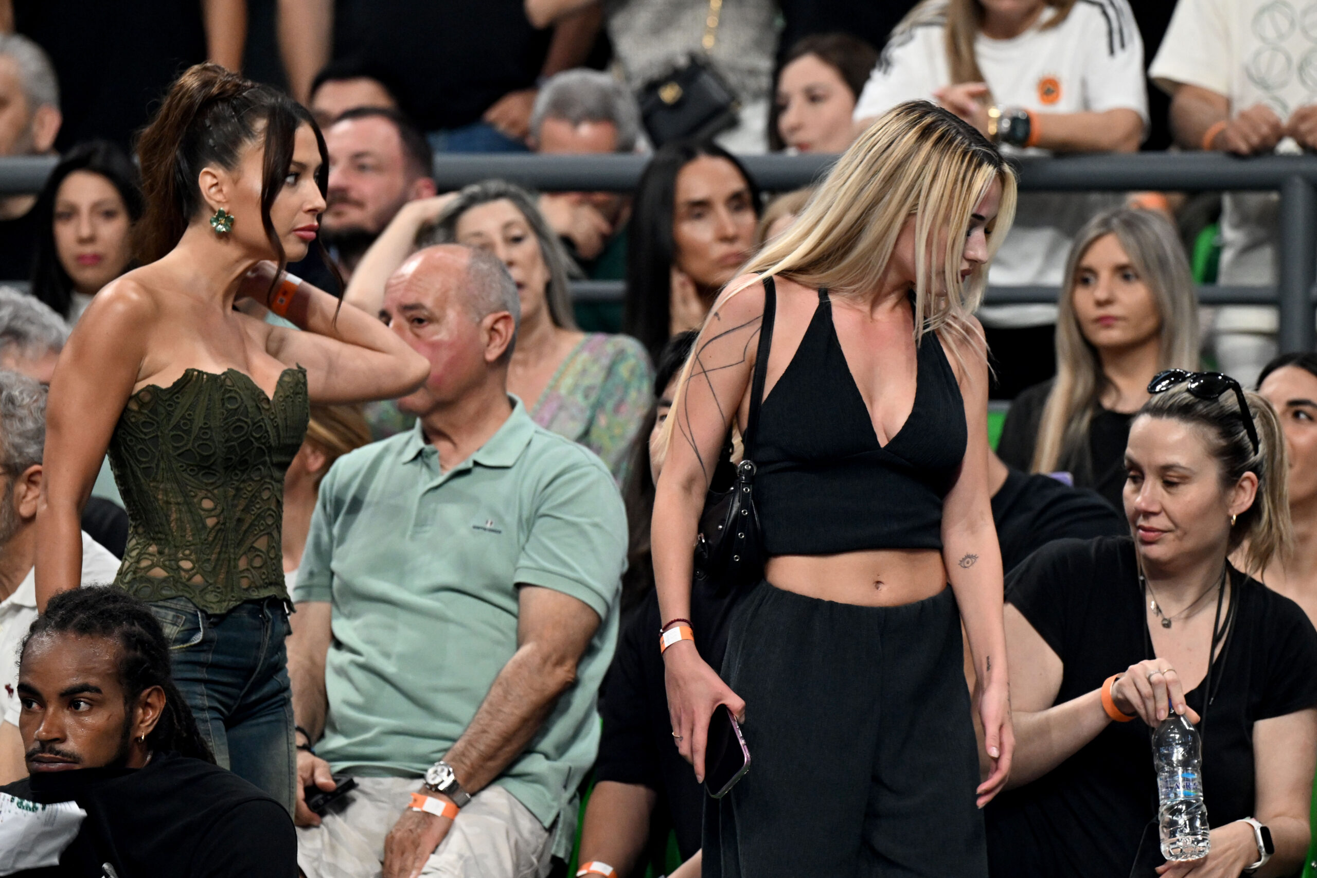Παναθηναϊκός - Ολυμπιακός: Η εντυπωσιακή οπαδός του «Τριφυλλιού» στις court seats (pics)