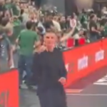 Video: Ο Μπαρτζώκας άνοιξε διάλογο με… χειρονομίες στο «T-Center»