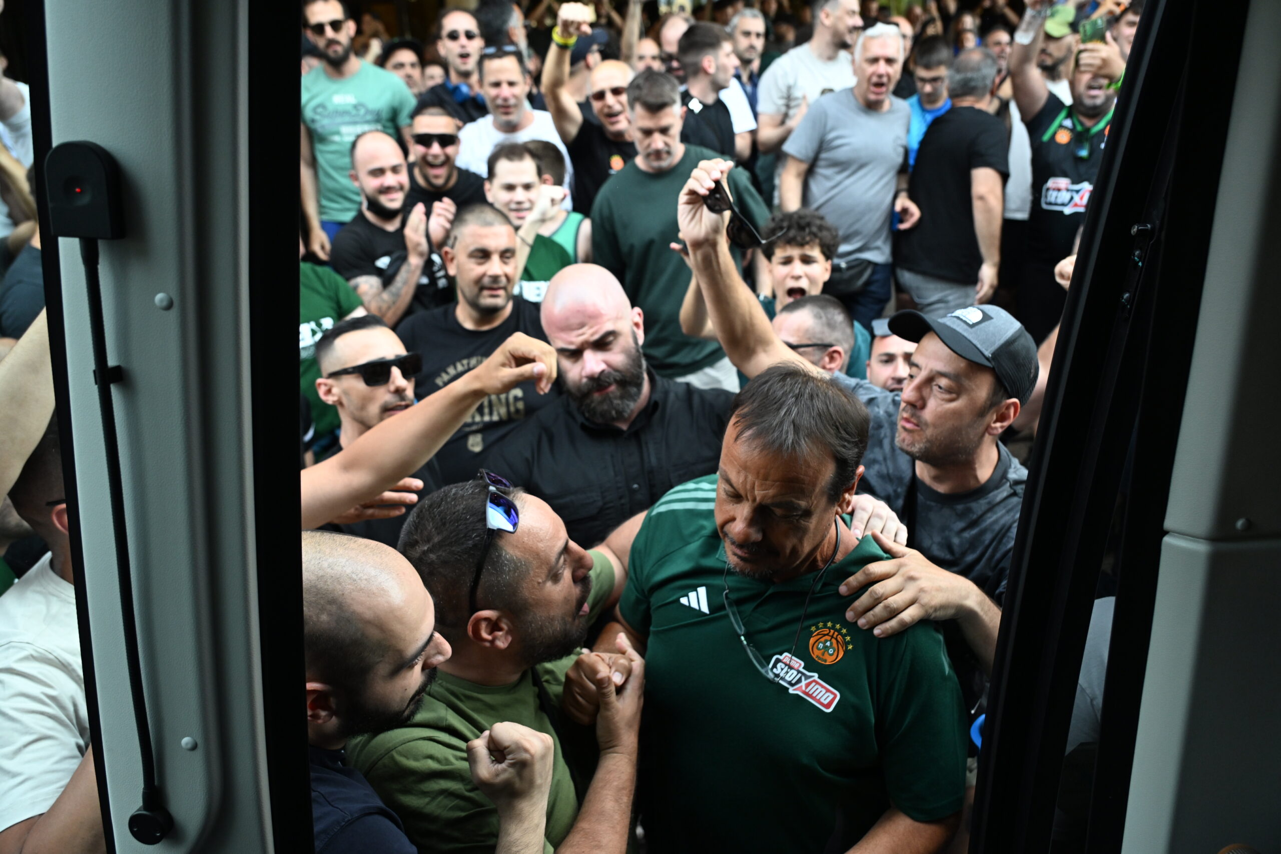 Παναθηναϊκός: Γροθιές από Αταμάν κατά την αναχώρηση - Με... αφάνα ο Ναν στο ΣΕΦ (pics)