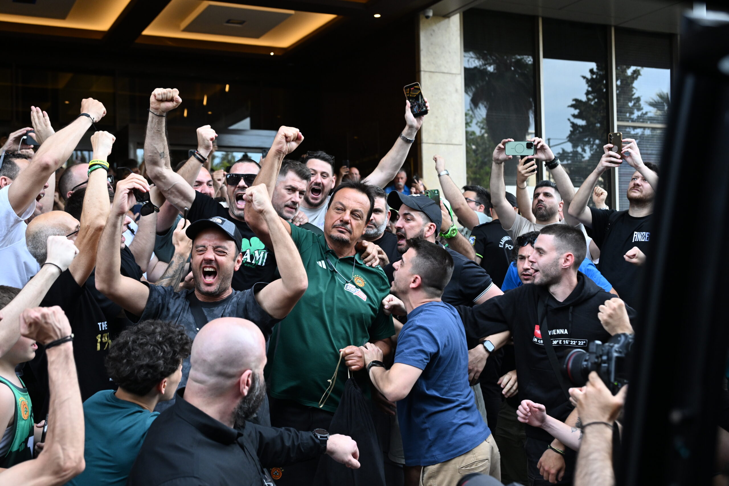 Παναθηναϊκός: Γροθιές από Αταμάν κατά την αναχώρηση - Με... αφάνα ο Ναν στο ΣΕΦ (pics)
