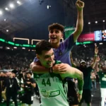 Βίντεο: Ο γιος του Γιαννακόπουλου πανηγύρισε στις πλάτες του Μήτογλου