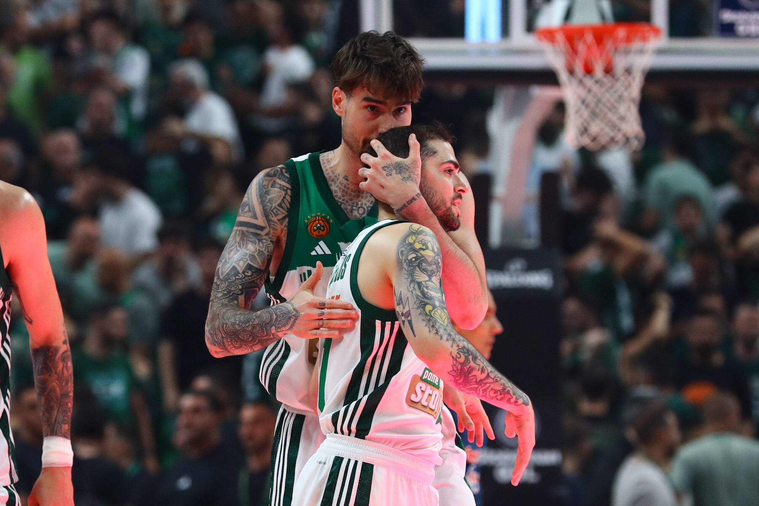 Κόντρα σε όλα η Πανάθα το σηκώνει και κερνάει 100άρα!