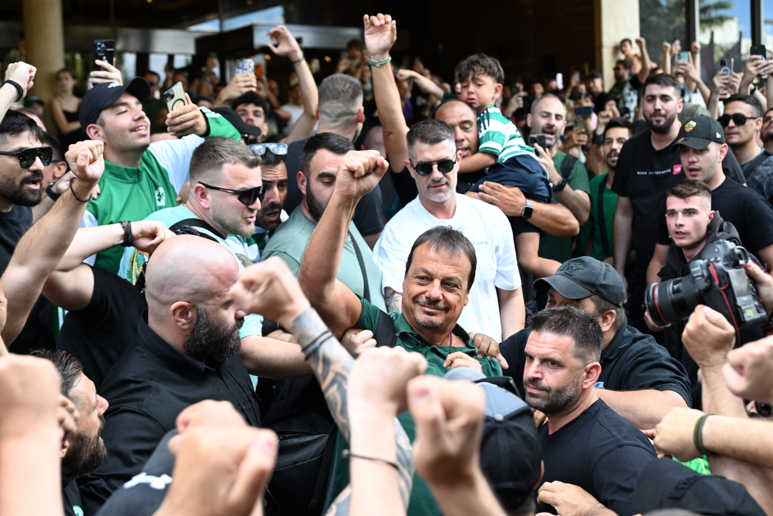 Φωτογραφίες: Τόσος κόσμος πήγε στο Κάραβελ πριν το Game 5 - H κίνηση του Αταμάν