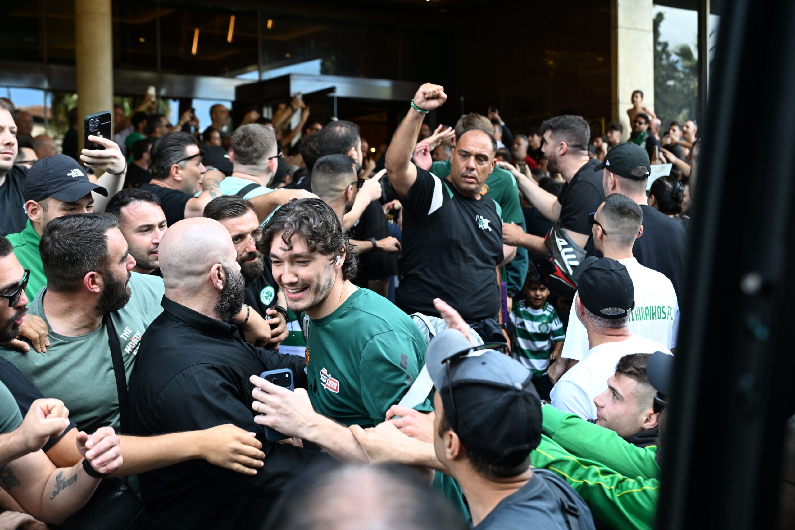 Φωτογραφίες: Τόσος κόσμος πήγε στο Κάραβελ πριν το Game 5 - H κίνηση του Αταμάν