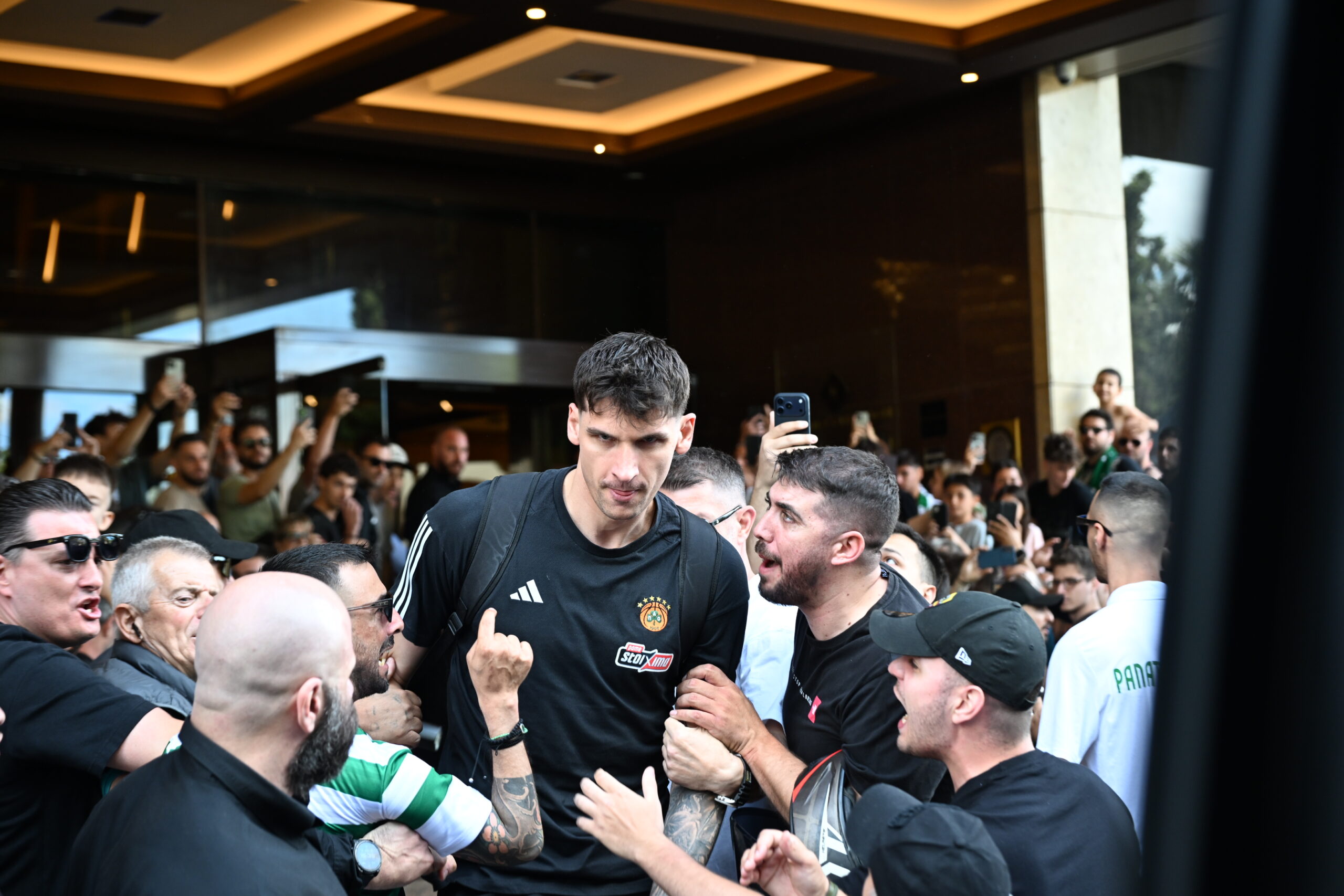 Φωτογραφίες: Τόσος κόσμος πήγε στο Κάραβελ πριν το Game 5 - H κίνηση του Αταμάν