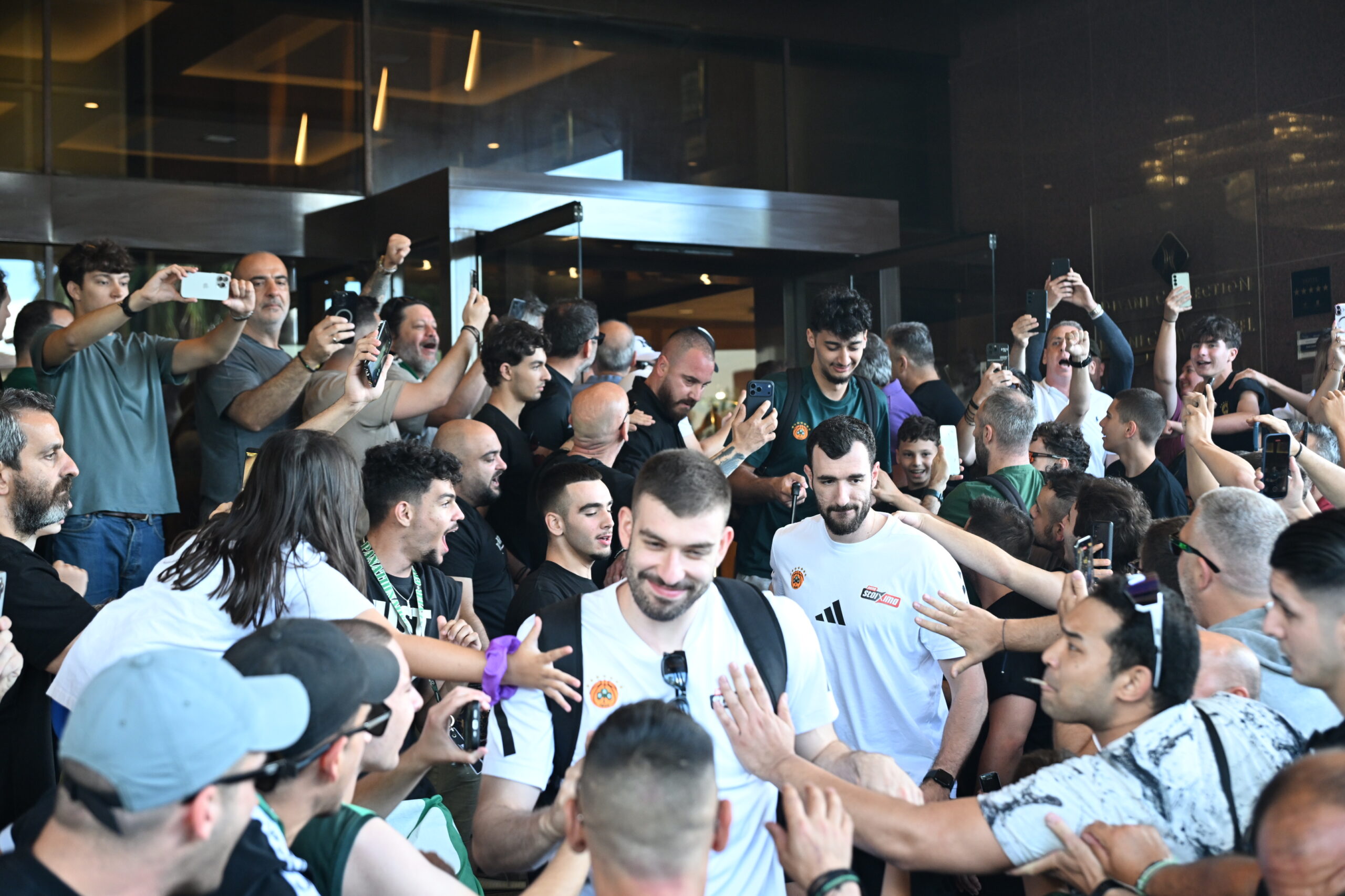 Φωτογραφίες: Τόσος κόσμος πήγε στο Κάραβελ πριν το Game 5 - H κίνηση του Αταμάν