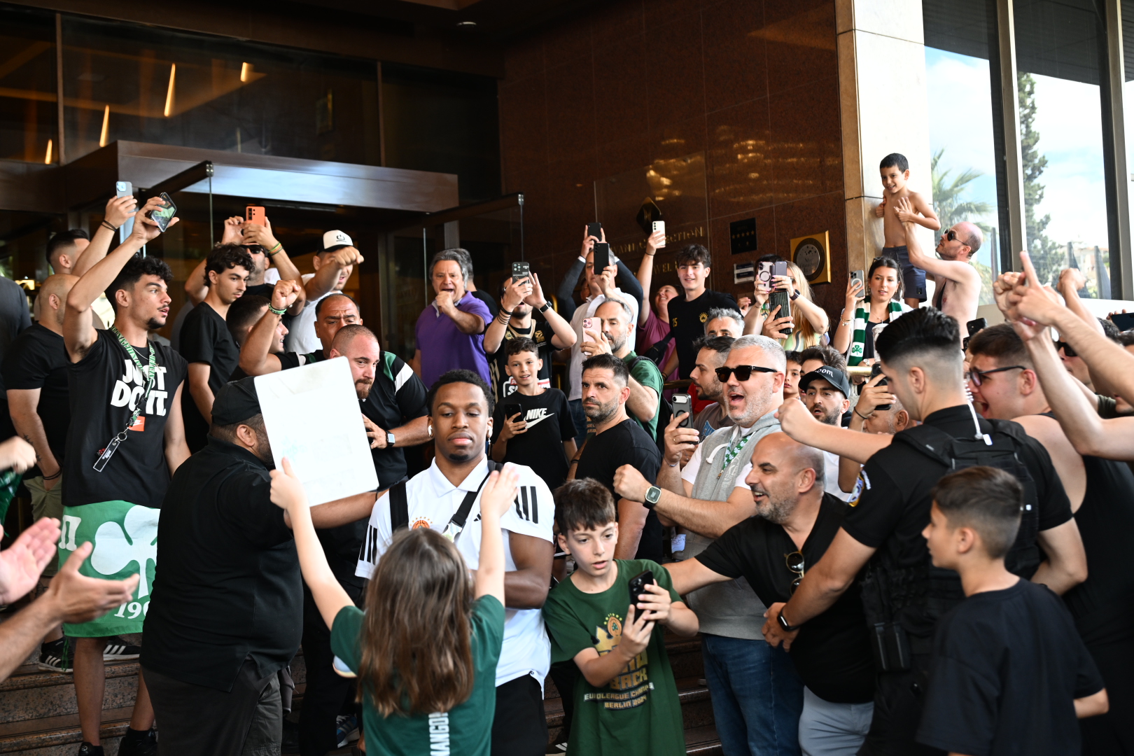 Φωτογραφίες: Τόσος κόσμος πήγε στο Κάραβελ πριν το Game 5 - H κίνηση του Αταμάν