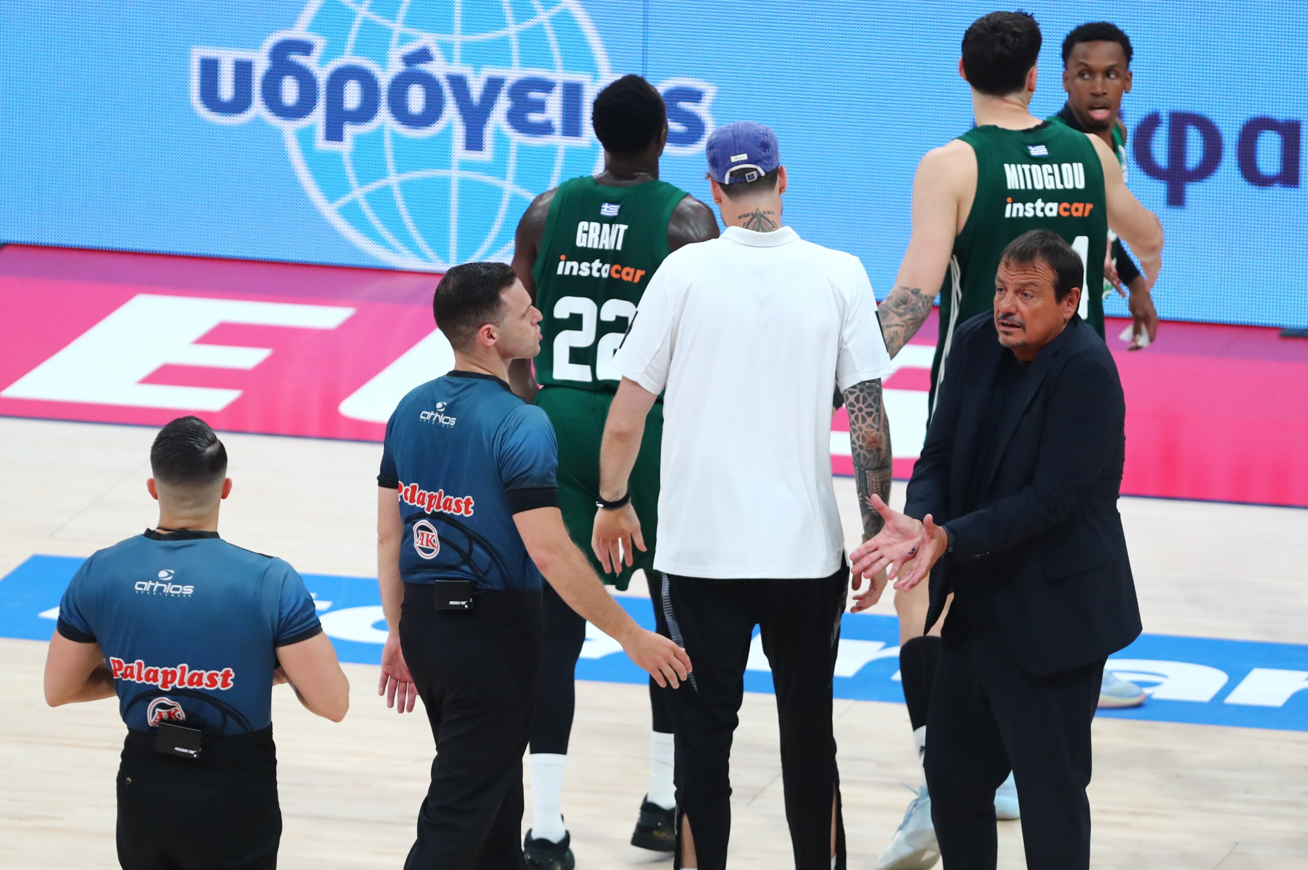 Στους διαιτητές Αταμάν και Χουάντσο στο ημίχρονο του Game 5