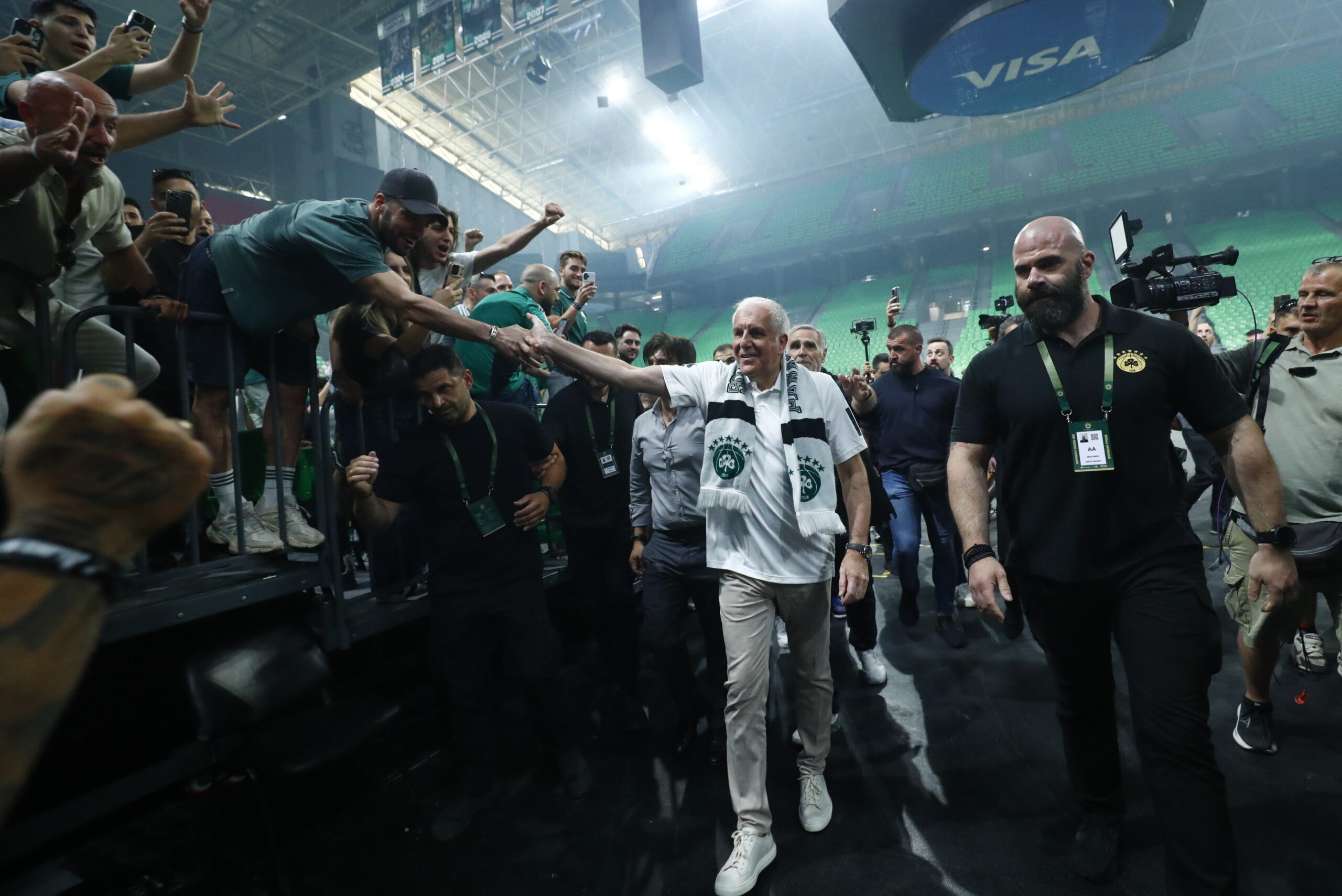 Ομπράντοβιτς: Η αποθέωση του κόσμου και το κασκόλ στο ΟΑΚΑ