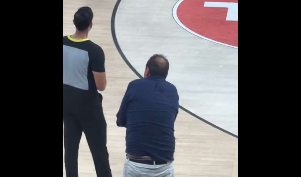 «Έκρηξη» Αταμάν σε διαιτητή σε αγώνα του Παγκοσμίου Κυπέλλου U17 (vid)