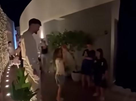 Παναθηναϊκός: Ο Χουάντσο έπαιξε μπάσκετ με παιδιά σε εστιατόριο (vid)
