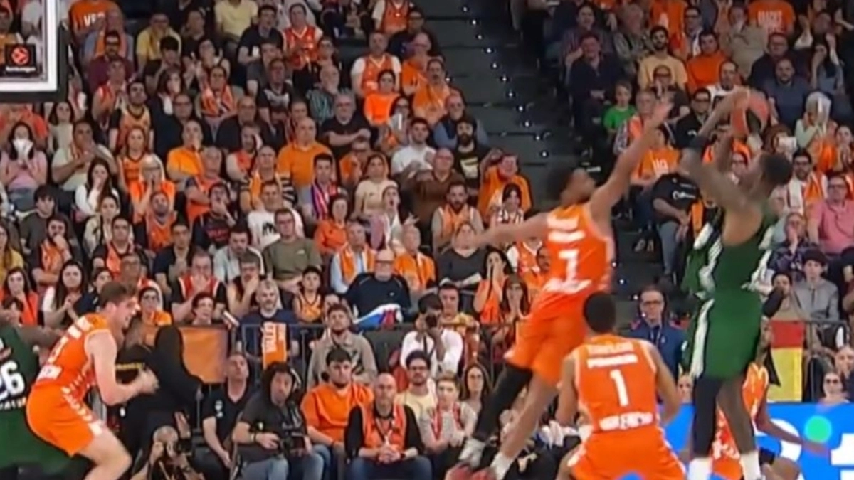 Η EuroLeague θυμήθηκε το buzzer-beater του Χέιζ-Ντέιβις μέσα στη Βαλένθια: «Γράφοντας τη δική του ιστορία...»