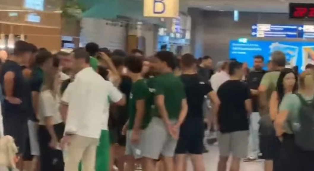 Φωτογραφίες: Φίλοι του Παναθηναϊκού στο αεροδρόμιο για Ουναΐ – Αγώνας δρόμου μετά την άφιξή του