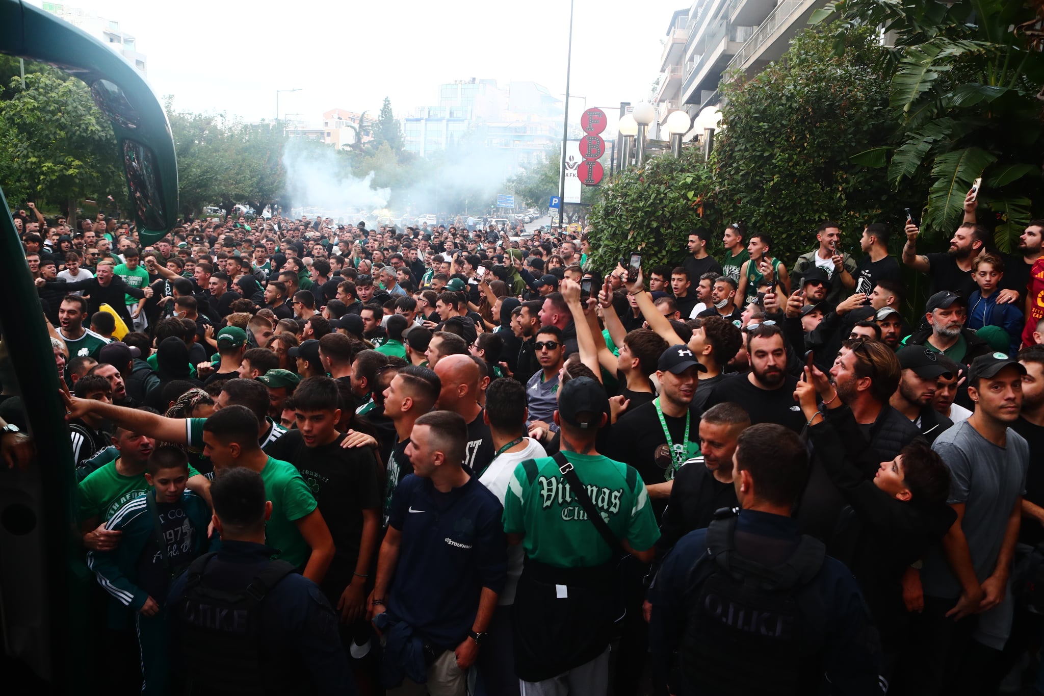 Αδιανόητο: Τόσοι οπαδοί βρέθηκαν στο ξενοδοχείο πριν το Ολυμπιακός – Παναθηναϊκός!