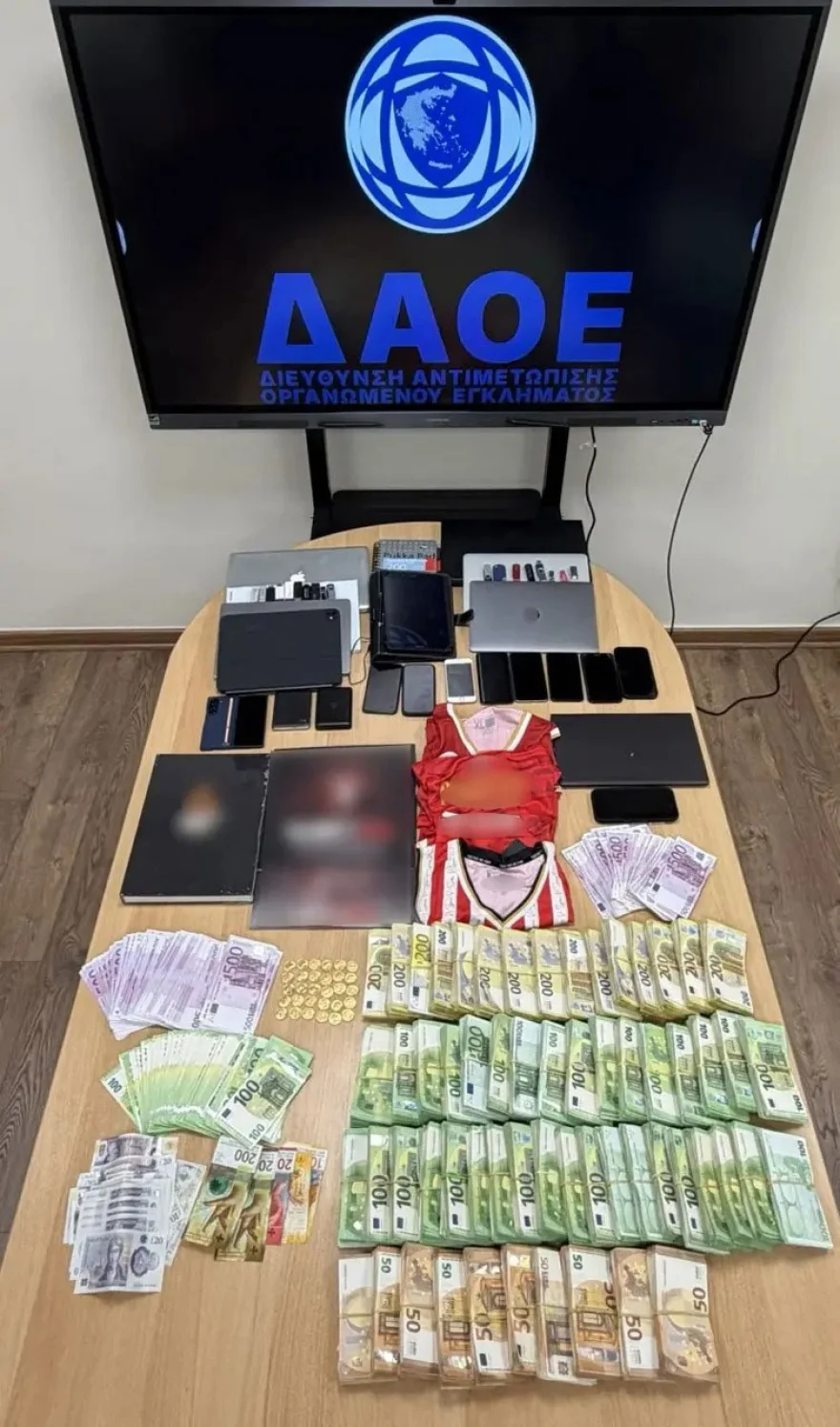 Δείτε φωτογραφίες: Βρέθηκαν μαζί με τα χιλιάδες ευρώ και… φανέλες ομάδας στα σπίτια των διαιτητών