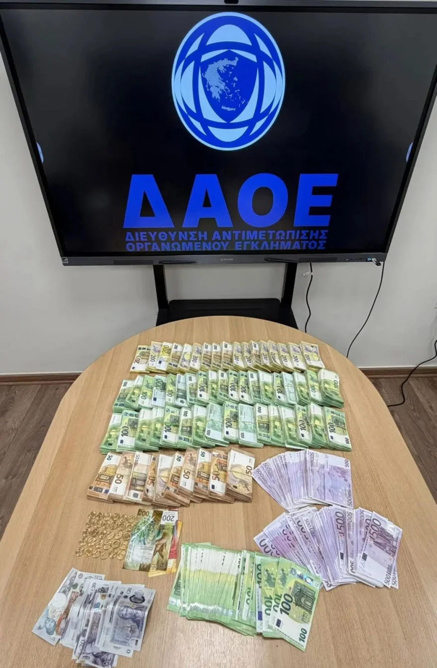 Δείτε φωτογραφίες: Βρέθηκαν μαζί με τα χιλιάδες ευρώ και… φανέλες ομάδας στα σπίτια των διαιτητών